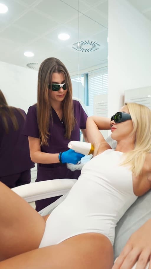 Kosmetolożka wykonuje depilację laserową pach w gabinecie Dr Body